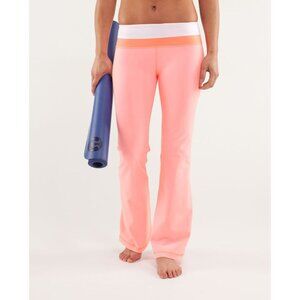 Lululemon Womens Groove Pink Flared Yoga Pants  Size 4 NWOT 7548